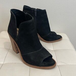 Vince Camuto KATLEEN black side zip with cutout bootie